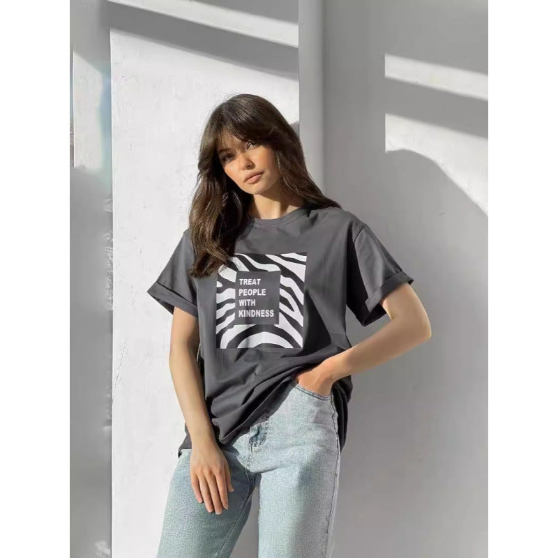 Dame T-shirt med inspirerende zebra-print og positivt slogan Stilla
