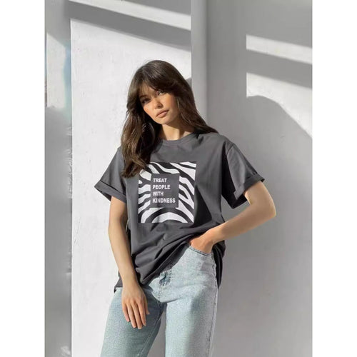 Dame T-shirt med inspirerende zebra-print og positivt slogan Stilla
