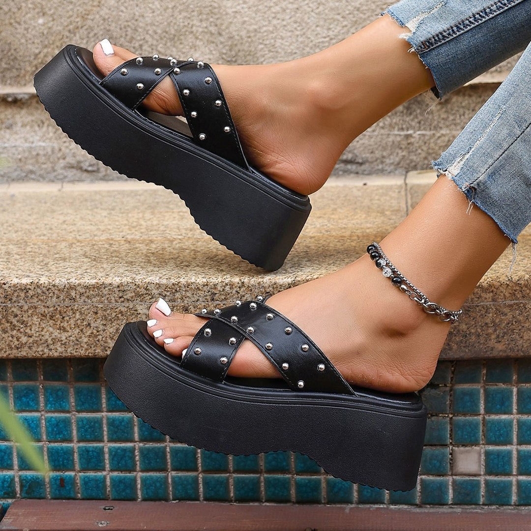 Dame platform-sandaler med nitter-design Stilla