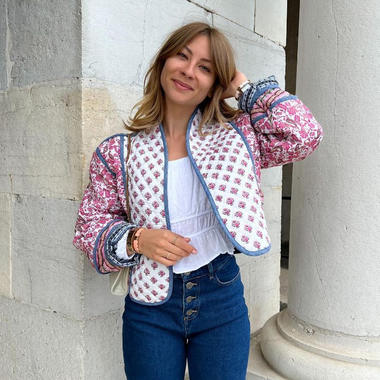 Dame foret jakke med blomstermotiv og moderne ståkrave Stilla