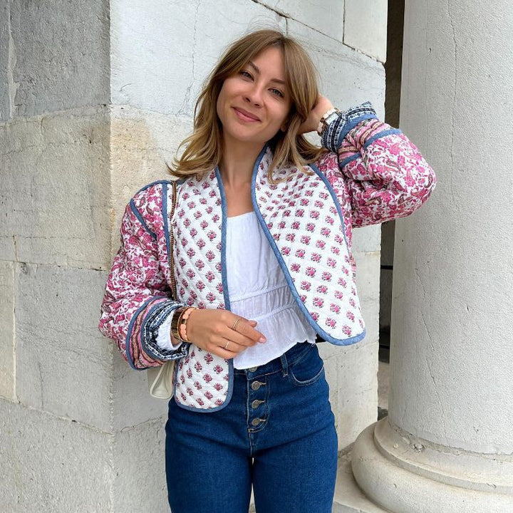 Dame foret jakke med blomstermotiv og moderne ståkrave Stilla
