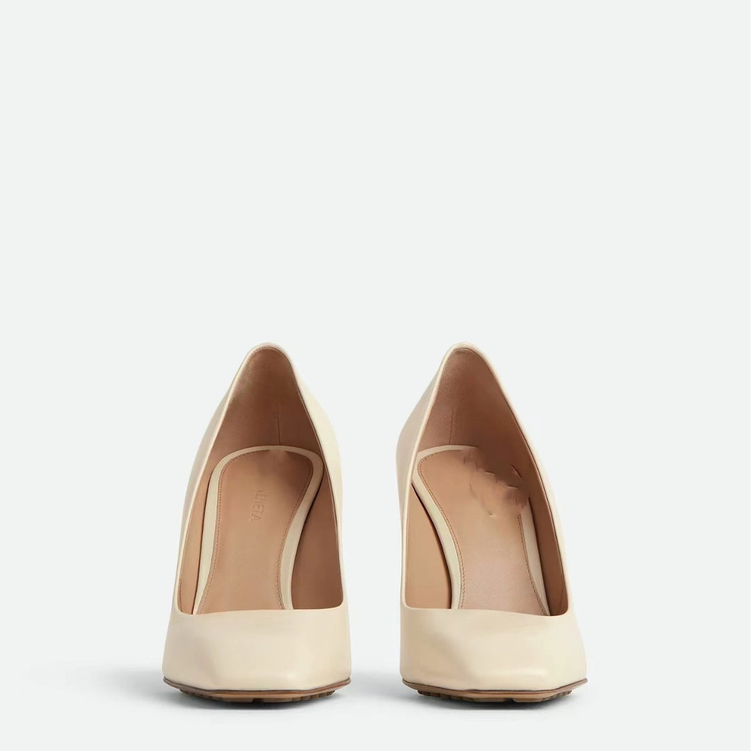 Femme Elegante Spids-Tå Høj-Hæl Pumps med skulpturel gylden accent Stilla