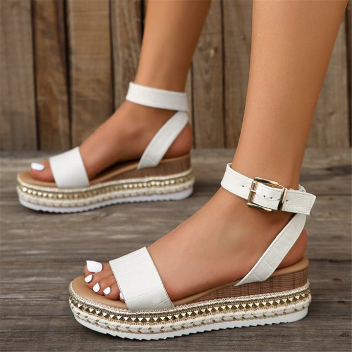 Dame wedge-sandaler med elegant remdesign og moderigtigt fodbetr Stilla
