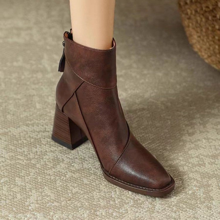 Femme Chunky Heel Ankle Booties med tidløst design Stilla