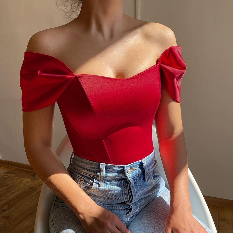 Dame elegant top med off-shoulder detaljer og volanger Stilla
