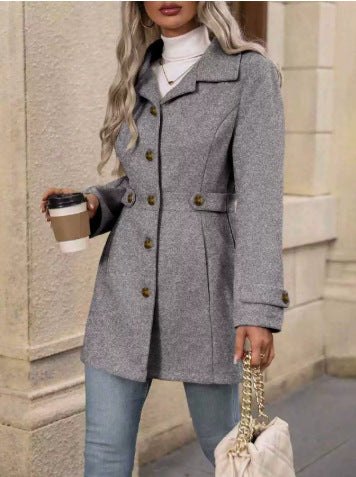 Kvinders elegante trenchcoat med skræddersyet snit og knapdetaljer Stilla