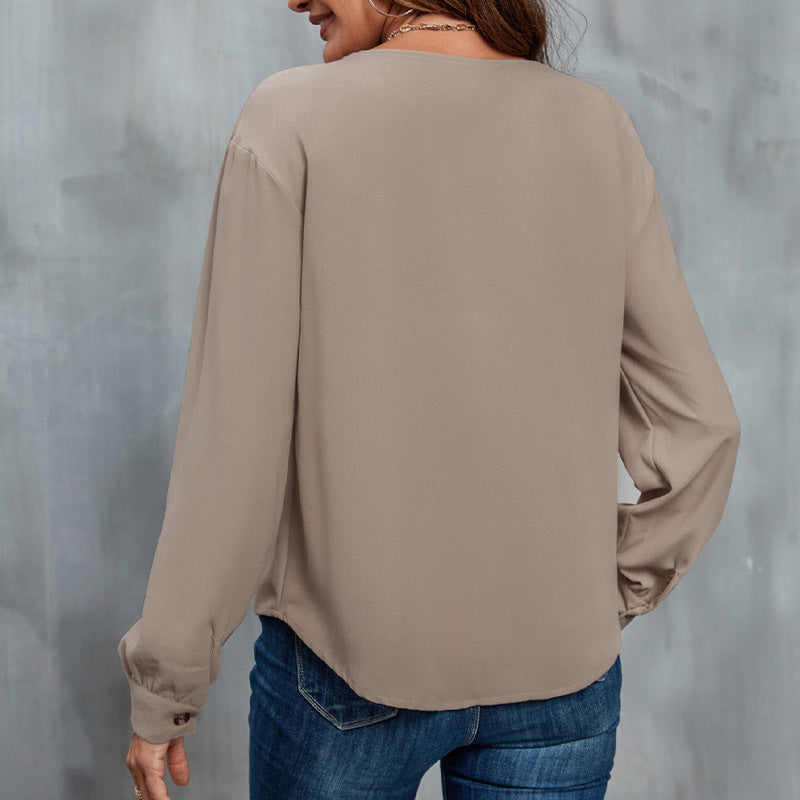 Damebluse med asymmetrisk krave og dekorative knapdetaljer Stilla