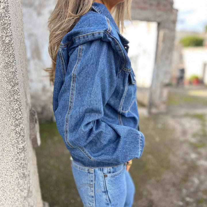 Kvinders denimjakke i et moderne snit med praktiske lommer og trendy detaljer Stilla