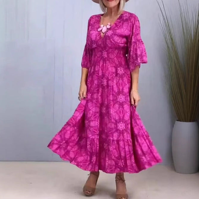 Dame i flydende kaftan-midi kjole med v-hals, løs silhuet, lagdelt nederdel og trekvartærmer Skovae
