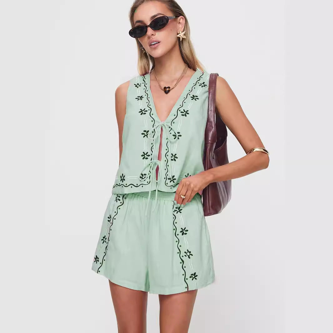Dame Elegante Sommeroutfit med floralt broderidesign Stilla