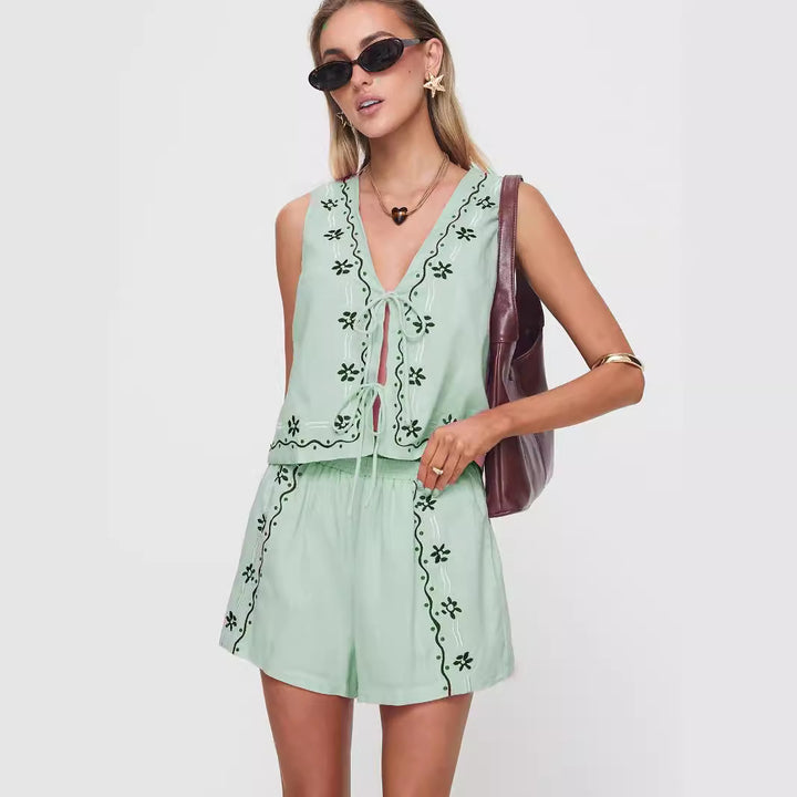 Dame Elegante Sommeroutfit med floralt broderidesign Stilla