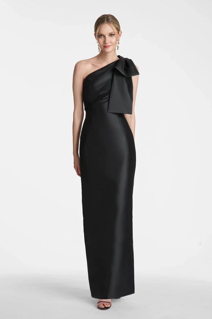 Dame elegant aftenkjole med asymmetrisk design og foldet skulderaccent Stilla