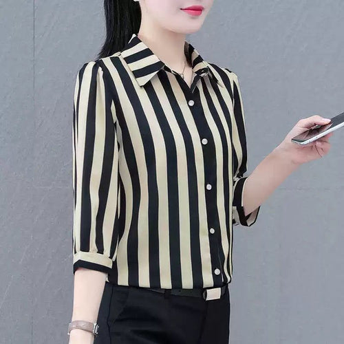 Dame stribet bluse med fashionable snit Stilla