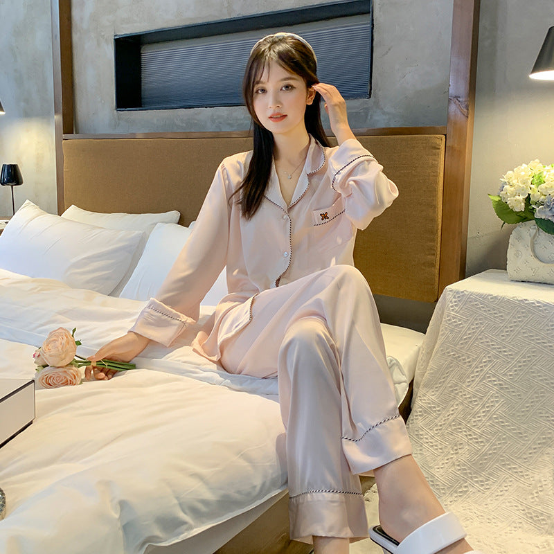 Dame Satin Pyjamasæt med elegante kontrastsyninger og løs pasform Stilla