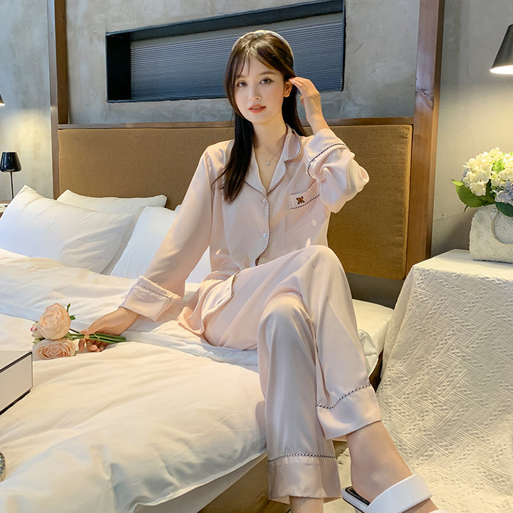 Dame Satin Pyjamasæt med elegante kontrastsyninger og løs pasform Stilla