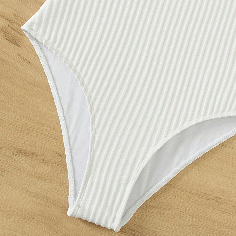Dame én-delt badedragt med moderne cut-out-design og struktureret stof Skovae