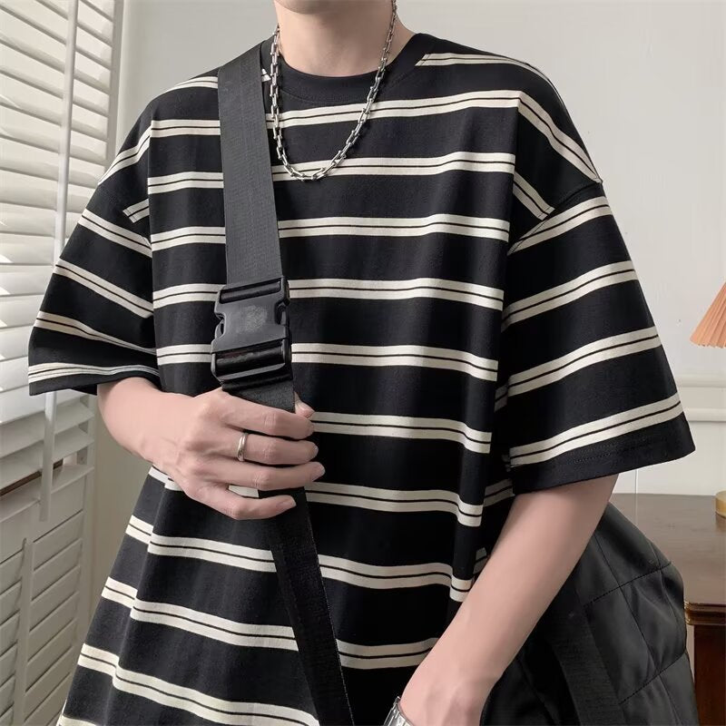 Unisex store størrelser T-shirt med stribet design og løs pasform Stilla