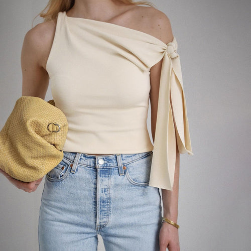 Dame elegant top med asymmetrisk design og raffinerede ærmeaccenter Stilla