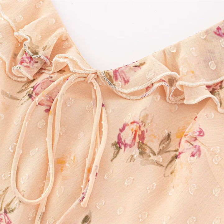 Dame maxikjole med blomstret design og elegante rucherdetaljer Skovae