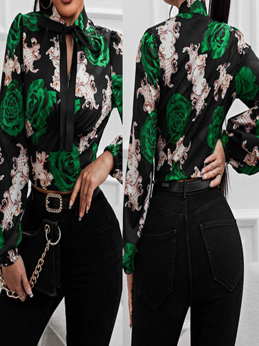 Damebluse med sløjfekrave og blomstret design Stilla