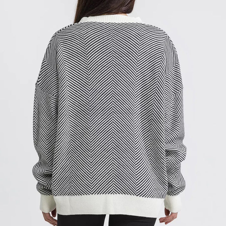 Kvinders fashionable strikket cardigan i chevron mønster med elegant knaplukning Stilla