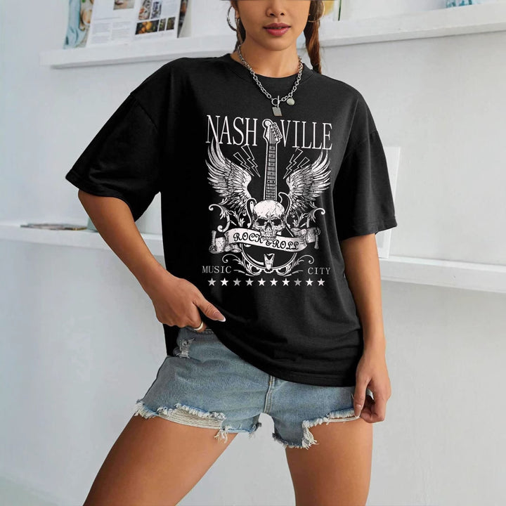 Dame T-shirt med kreativt skrift i moderne graffiti-stil Skovae