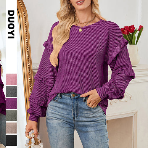 Dame strikbluse med flæsedetaljer og elegant mønster Stilla