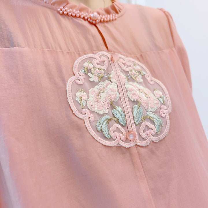 Damebluse med blomsterbroderi og dekorative perledetaljer Stilla