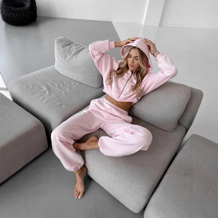 Kvinders sporty loungewear sæt lavet af blødt fleece med moderne cropped design