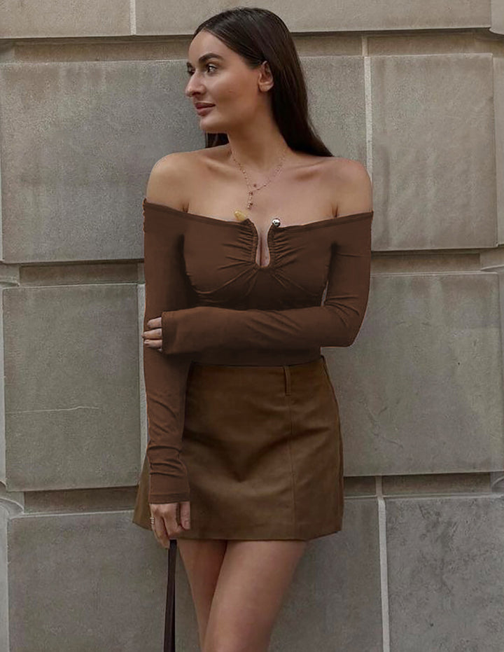 Dame Off-Shoulder Top med fine ruching-elementer og lange ærmer Stilla