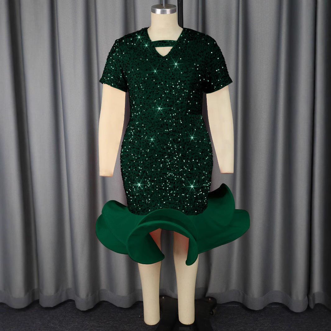 Dame glamorøst aftenkjole med glitrende palietter og voluminøs kant.