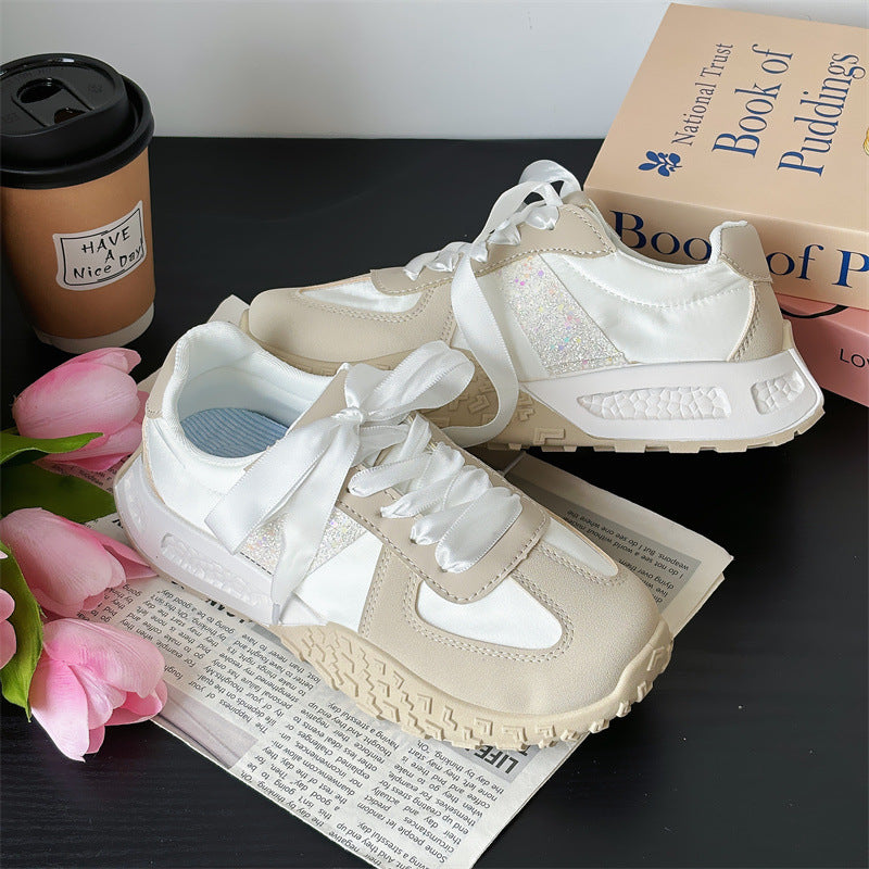 Dame Sneakers lavet af åndbart tekstil med skridsikker sål og moderigtigt snøresystem Stilla
