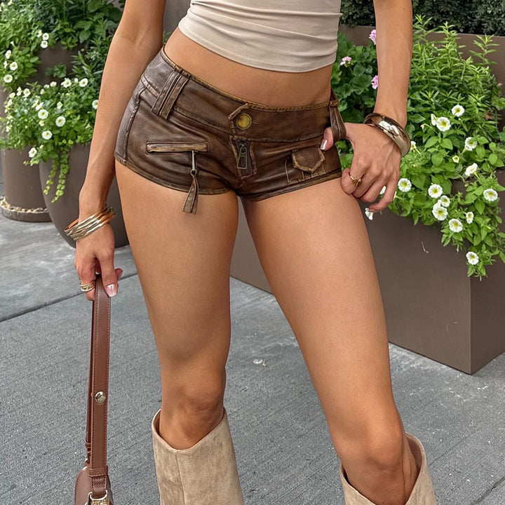 Dame Modische Shorts aus Kunstleder mit praktischen Taschen und dekorativen Reißverschlüssen Skovae