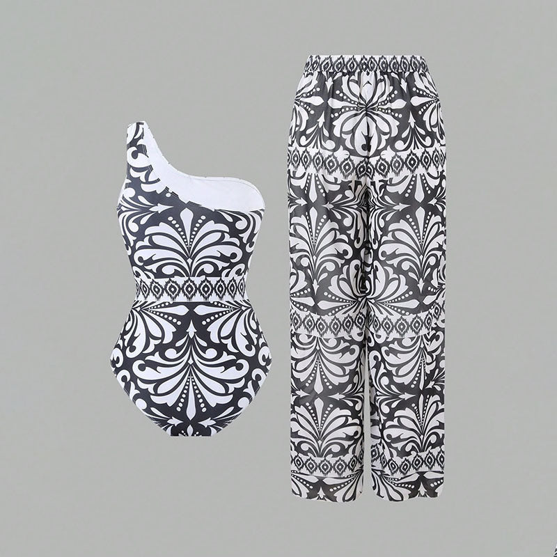 Dame one-piece badedragt med elegant asymmetrisk design og matchende bukser Skovae