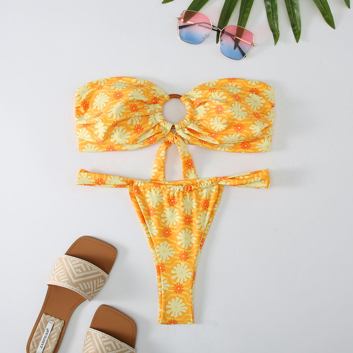 Dame bandeau-bikini med blomstret design og moderne cut-out Stilla