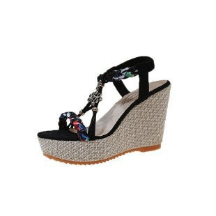Dame wedge-sandaler med komfortabelt fodseng og iøjnefaldende dekor Stilla