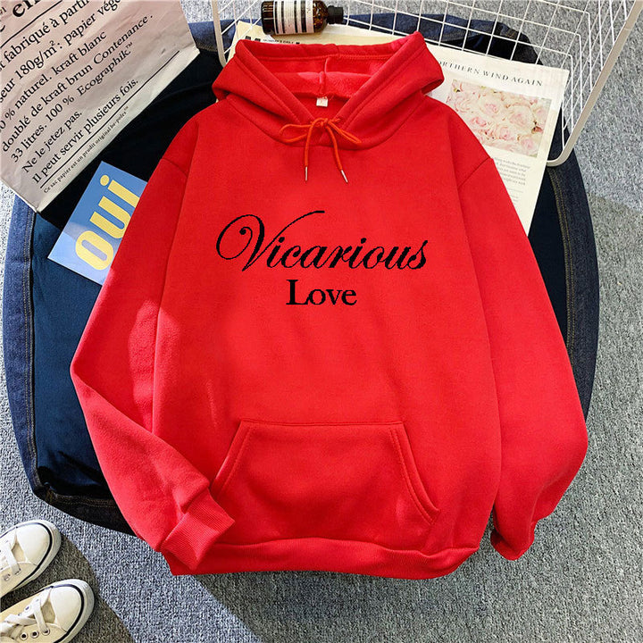 Kvindes hoodie med kunstnerisk skrift Skovae