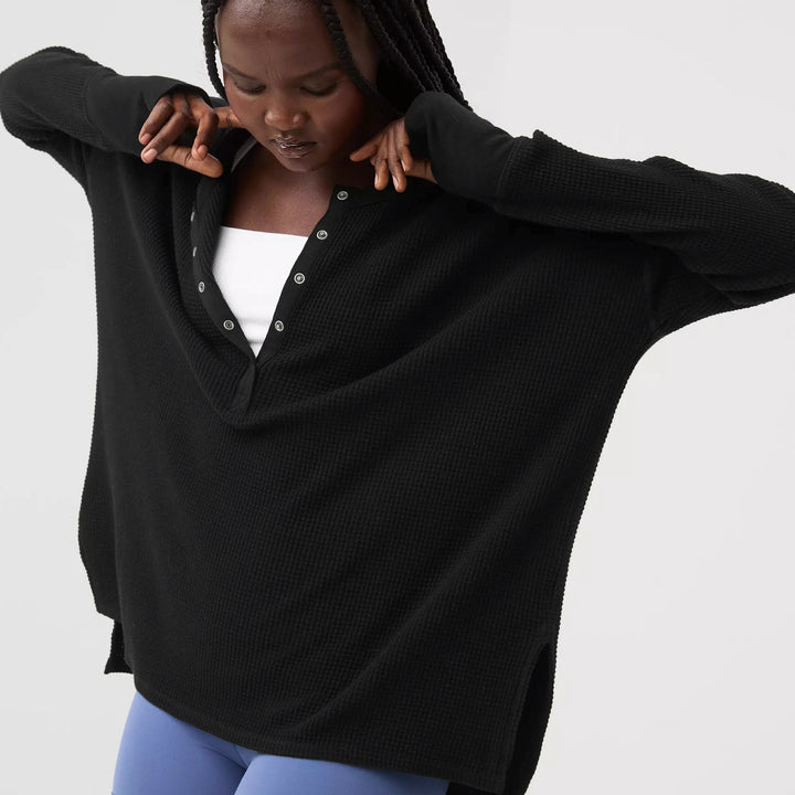Dame afslappet vaffelstruktur sweater med dekorative knapdetaljer og lange ærmer Stilla