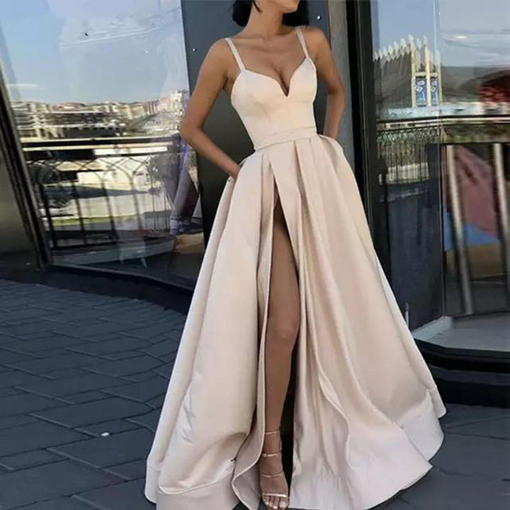 Dame Elegant aftenkjole med dyb slids og skinnende stof Stilla