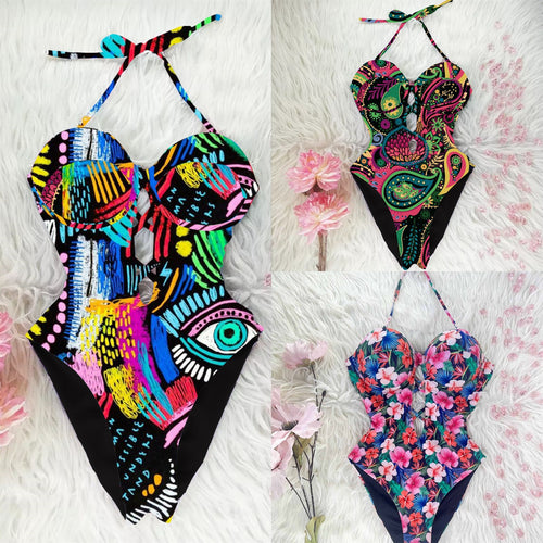 Dame en-delt badesuit med innovativt cut-out og farverigt mønster Stilla