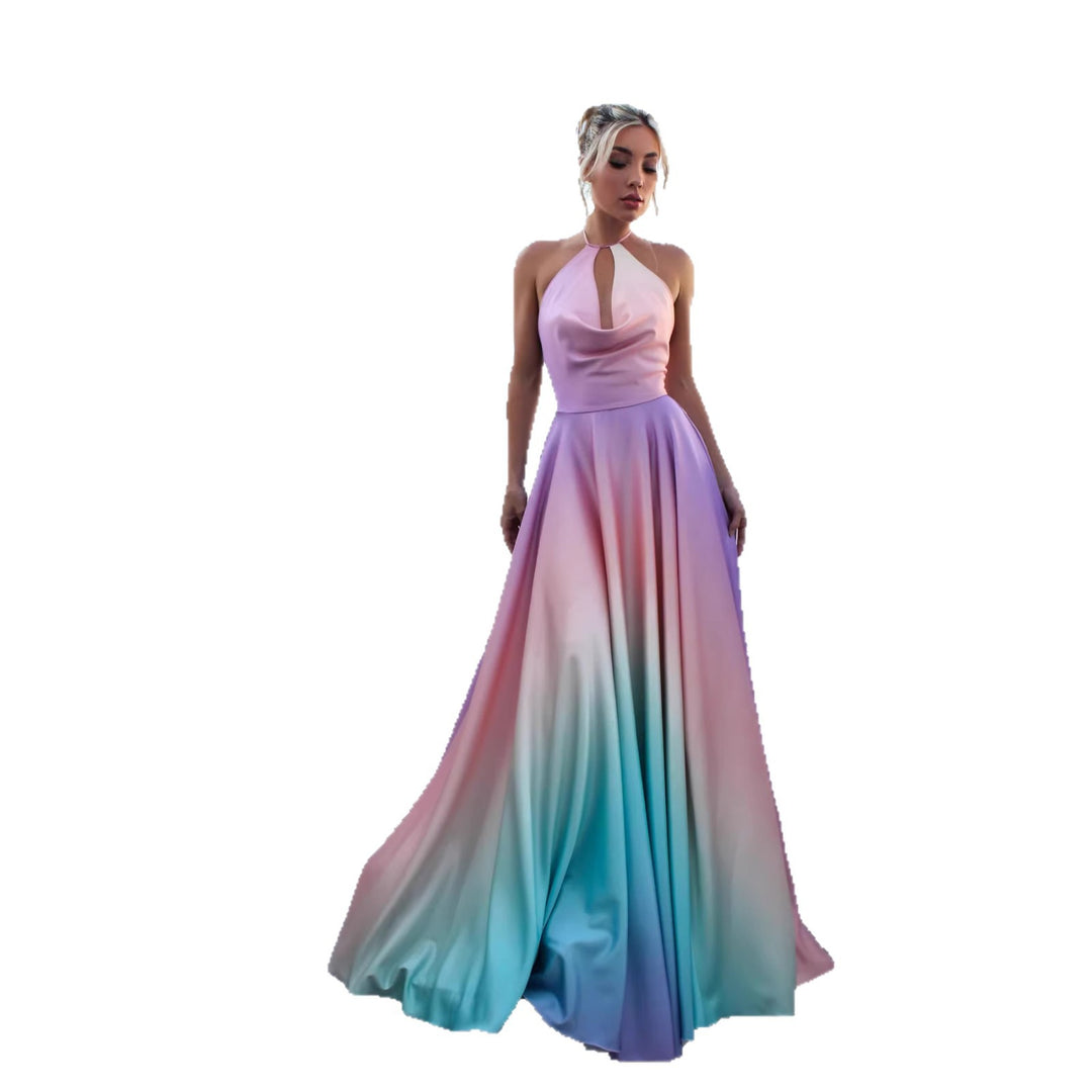 Kvinde elegant maxikjole med stilfuld hals og glat satinlook