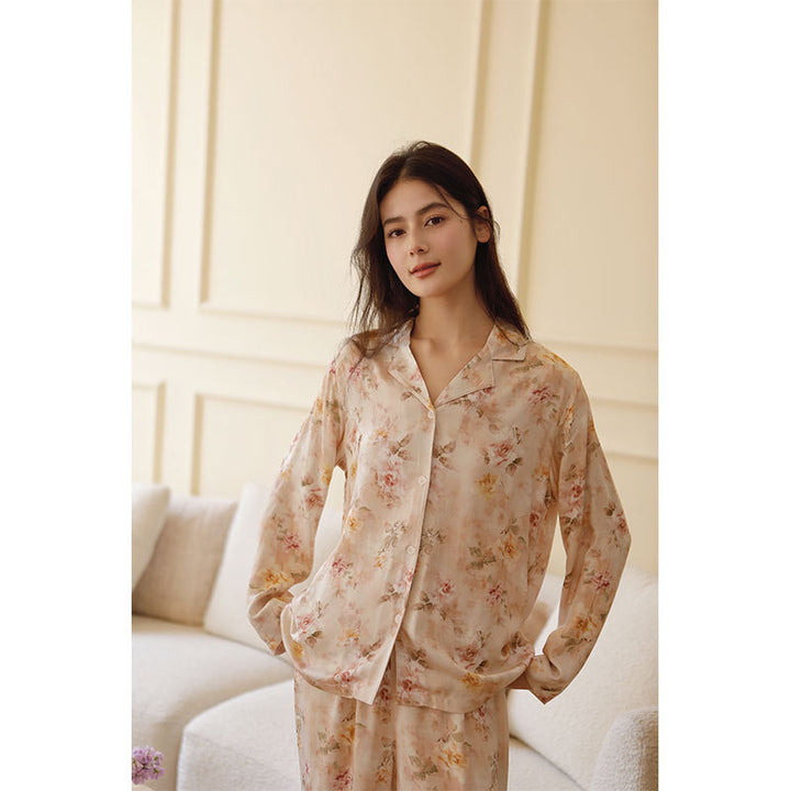 Dame komfortabel Satin pyjamasæt med blomsterdesign og elegant knapliste Stilla