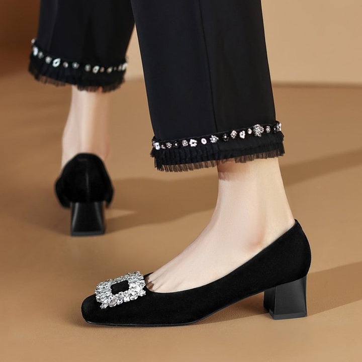 Dame elegante pumps med moderigtige smykkedetaljer og behagelig blokhæl Stilla