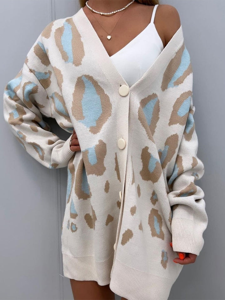 Dame strikjakke med moderne leopardmønster og knapper Stilla