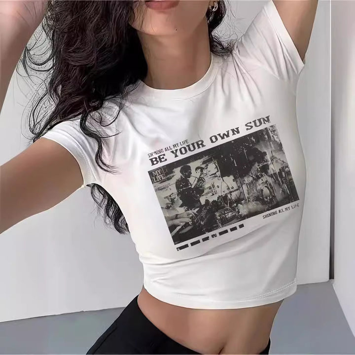 Dame Crop-T-Shirt med inspirerende tekst og stjerner-design Skovae