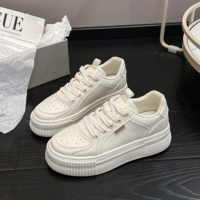 Dame Elegant Plateau-Sneaker med åndbar overfladestruktur og modeaccentuer Stilla