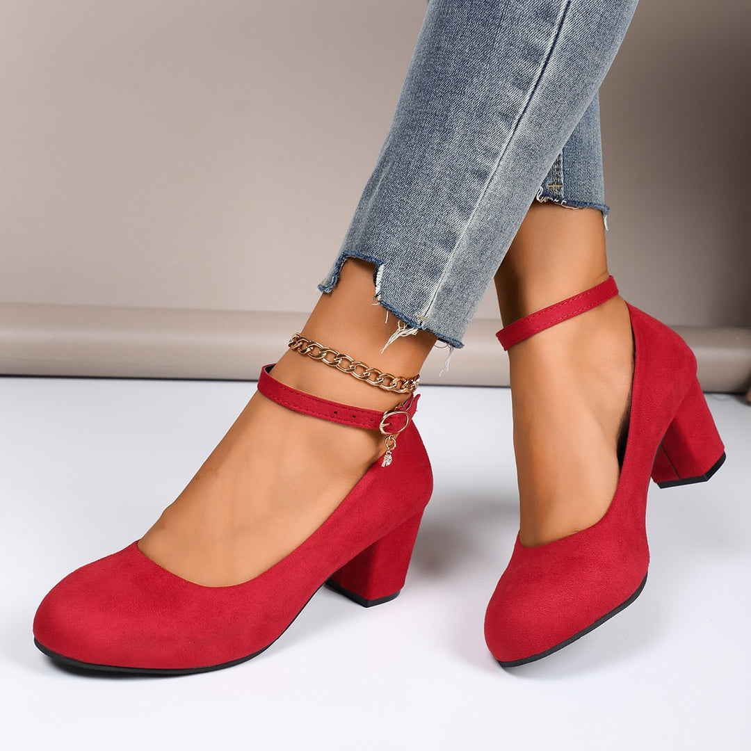 Dame blokhæle-pumps med justerbar ankelrem og blødt velour Stilla
