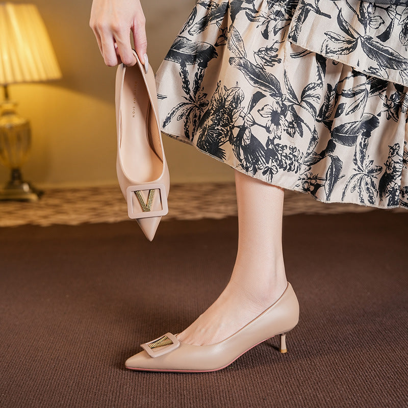 Damer elegante spidse Kitten-Hæl-Pumps med dekorativt spænde-detajle Stilla