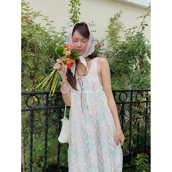 Dame maxikjole med justerbare stropper, blomsterdesign og delikat blonderkant Stilla