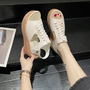 Dame wedge-sandaler med krydset remdesign og behagelig indersål Stilla